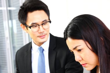 Müdür, sekreterinin randevusunu kaçırdığından şikâyet ediyor. Sekreter de önemli bir randevuyu unuttuğunu itiraf ediyor.