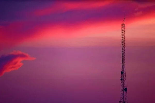 Poste Telecomunicación Con Cielo Hermoso Fondo Del Tiempo Del Crepúsculo — Foto de Stock