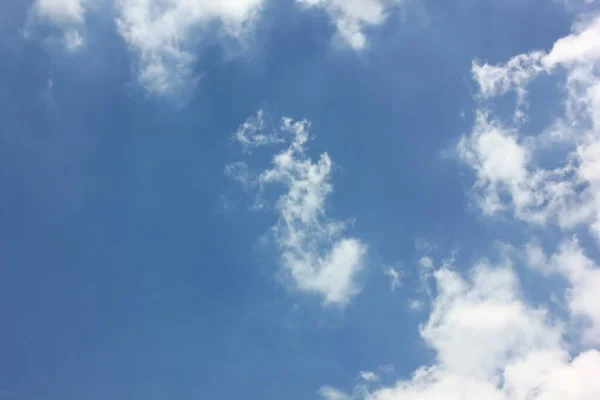 蓝天背景的抽象白云形状 — 图库照片