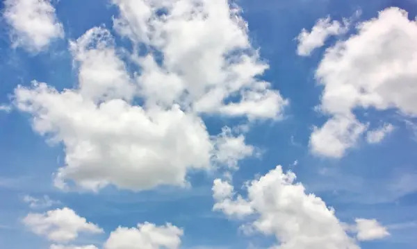 青い空の背景を持つ抽象的な白い雲の形 — ストック写真
