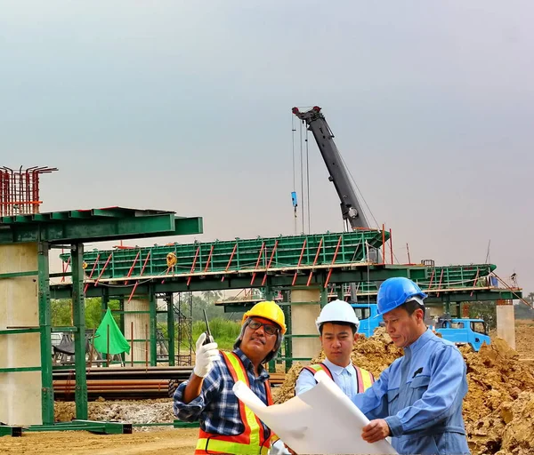 Grupo Ingenieros Conjunto Seguridad Trabajando Sitio Construcción Aire Libre — Foto de Stock