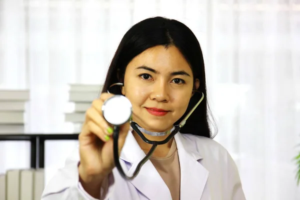Femme Médecin Travaillant Avec Sethoscope — Photo