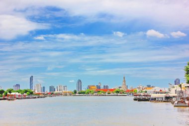 Choa phra ya nehrinin yanındaki ünlü topluluğun manzarası. Bangkok 'un ana nehri önemli tapınaklar ve tarihi yapılara sahiptir..