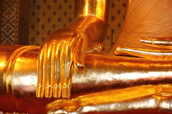 Гладка Рука Великого Золотого Будди — стокове фото