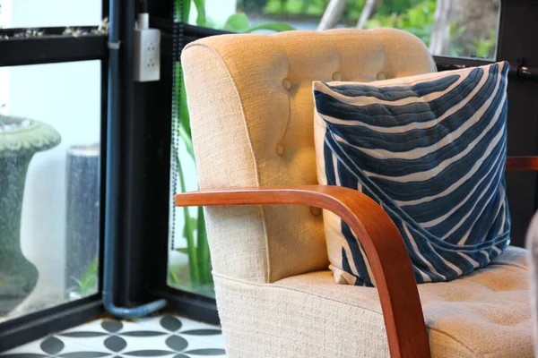 Zblízka Bavlněné Tkaniny Retro Styl Židle Modrým Polštářem Dekorace Kavárně — Stock fotografie