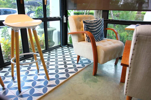 Bavlněná Tkanina Retro Styl Židle Modrým Polštářem Dekorace Kavárně — Stock fotografie