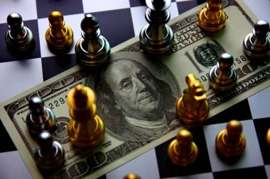 Satranç tahtasına Amerikan doları, iş konsepti.