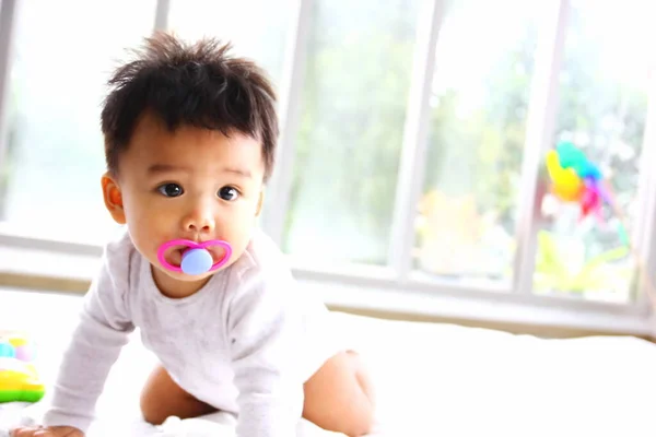 Asiático Bebê Com Mamilo Boca Rastejando Tapete Branco Espaço Cópia — Fotografia de Stock