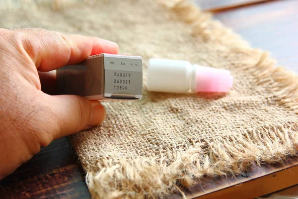 Adam kullanılmadan önce manevra tarihi ve son kullanma tarihini kontrol ediyor