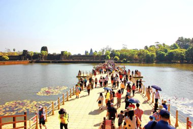 SIEM REAP, CAMBODIA-12 Şubat: 2019: Dünya mirası ANGKOR WAT 'ı ziyaret eden turistler, din hindileri ve Brahminizm hakkında en büyük yapıyı ziyaret ediyorlar