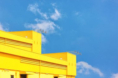 Mimari tasarım kare şekilli kıvrımlı duvar geometrik binası. Fabrika deposu, güzellikle ilgili bir nokta yaratmak için dokularla kaplanmış.