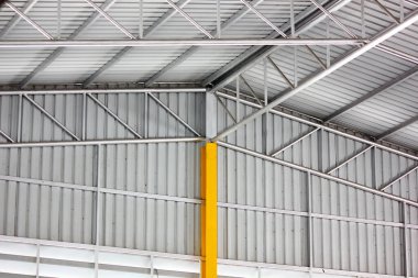 Fabrika deposunun çelik yapı çatı kirişi çatı katını bükmüş. Çelik yapıların çapraz kaynaklarıyla güçlendirilerek çelik boyutunun küçültülmesi.