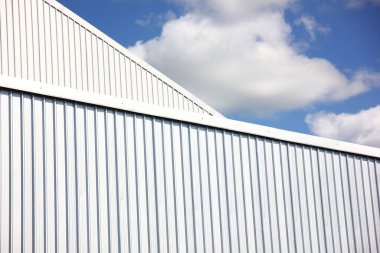 Mimari tasarım kare şekilli kıvrımlı duvar geometrik binası. Fabrika deposu, güzellikle ilgili bir nokta yaratmak için dokularla kaplanmış.