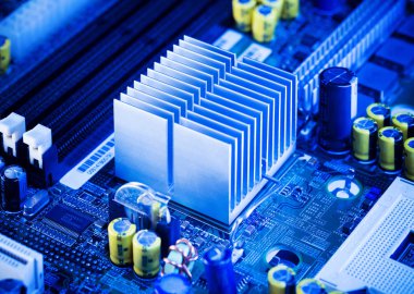 Yakın çekim-bir bilgisayar anakartında alüminyum ısı emici