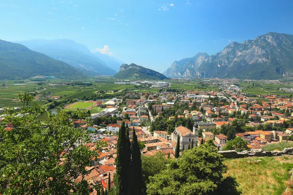 从城堡到阿尔科镇在加尔达湖 意大利的看法 免版税图库图片