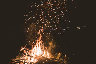 kamp ateşi doğa gece