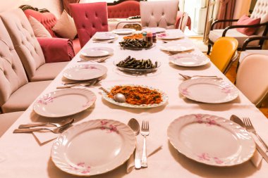 sofra, porselen tabak, aile yemeği