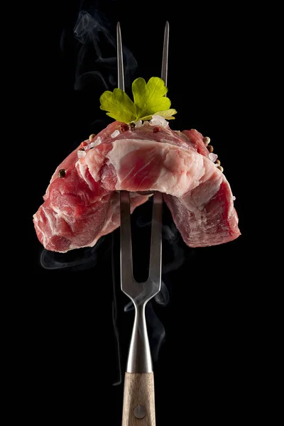 Bistecca Cruda Una Grande Forchetta Carne Sfondo Nero — Foto Stock