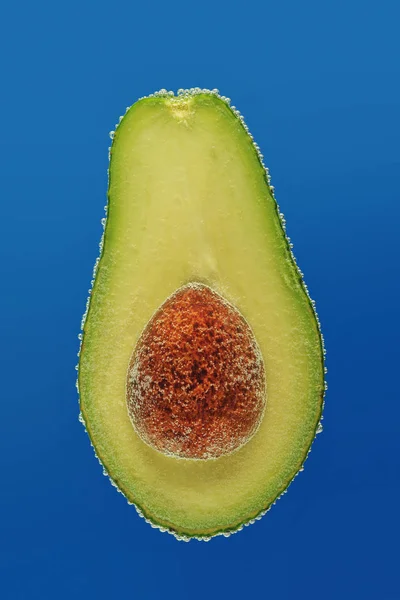 Snijd Avocado Bubbels Blauwe Achtergrond — Stockfoto