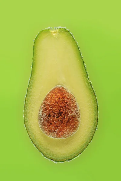 Avocado Gesneden Bubbels Helder Groene Achtergrond — Stockfoto