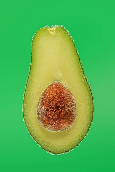 Geschnittene Avocado Blasen Auf Grünem Hintergrund — Stockfoto