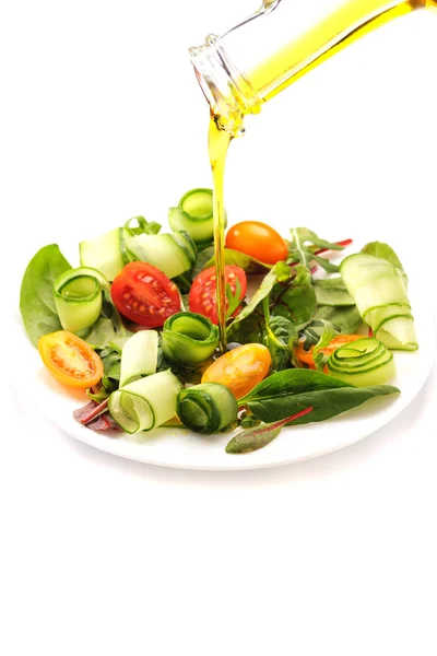 Vers Fruit Salade Besprenkeld Met Olijfolie Witte Achtergrond Geïsoleerd — Stockfoto