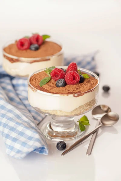 Bir bardak taze çilek ile popüler İtalyan tatlı tiramisu