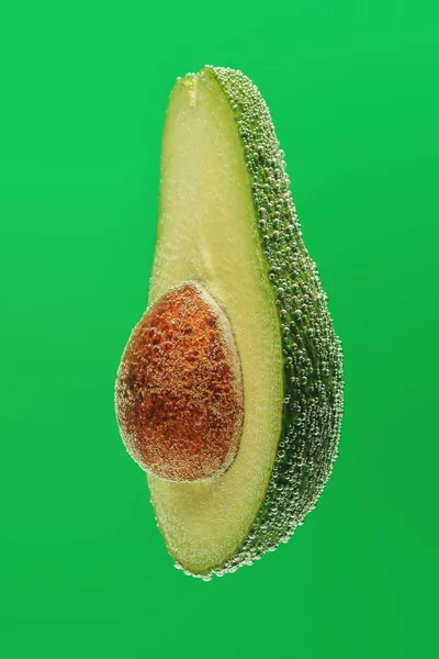 Skär Avokado Bubblor Grön Bakgrund — Stockfoto