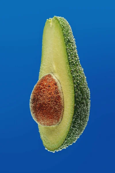 Avocado Blasen Schneiden Auf Blu — Stockfoto