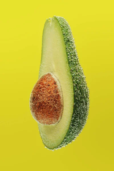 Scheibe Avocado Blasen Auf Gelbem Hintergrund — Stockfoto