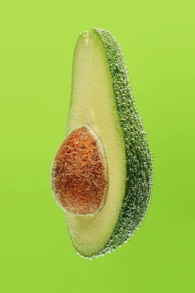 Avocado Gesneden Bubbels Helder Groene Achtergrond — Stockfoto