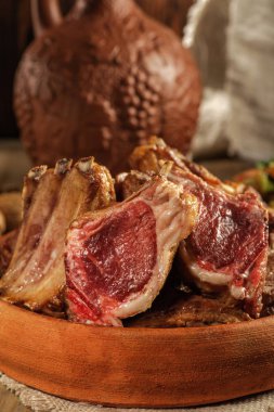 Kızarmış kuzu kemik üzerinde toprak üzerinde yatıyor. Geleneksel Kafkas gıda. Kadar yakın ve düşük anahtar. 