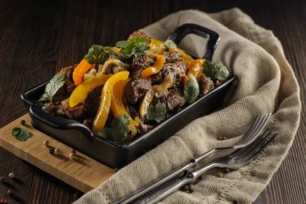 Rinderbraten Mit Gemüse Auf Einer Tonpfanne Auf Einem Hölzernen Hintergrund — Stockfoto