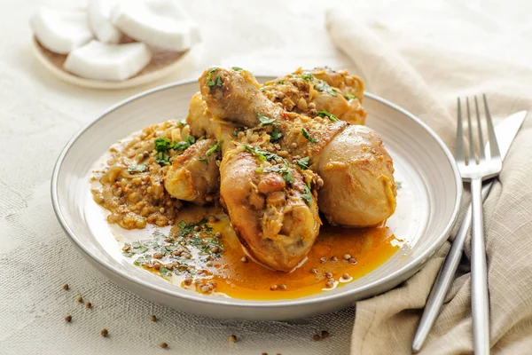 Köri ve Hindistan cevizi soslu kızarmış tavuk budu. No pirinç.