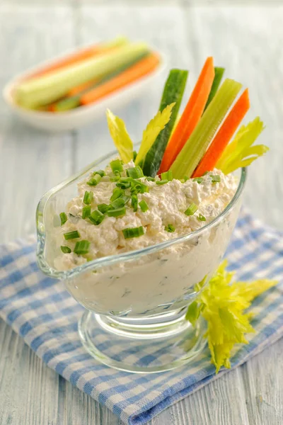 緑と新鮮な野菜のサイドディッシュと一緒に浸漬 青いナプキンの部分焼き物 クローズアップと垂直ビュー — ストック写真