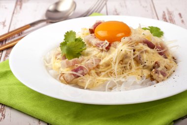 Düşük karbonhidrat shirataka ezmesi ve yumurta sarısı ile İtalyan mutfağı karbonara sos geleneksel yemek. Büyük bir kısmı beyaz bir tabakta servis edilir. Yukarı ve yatay görünüm. 