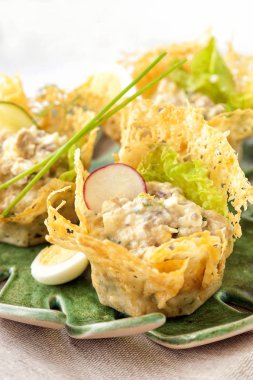 Pişmiş gevrek peynir tartlet porsiyonluk atıştırmalık. Yukarı ve dikey görünüm. 