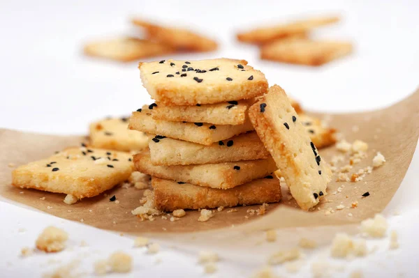 Ketojenik diyetler ve paleo diyetler için düşük karbonhidrat glutensiz kraker. Servis porsiyonu. Yukarı ve yatay görünüm.