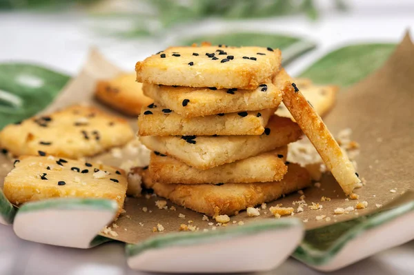 Ketojenik diyetler ve paleo diyetler için düşük karbonhidrat glutensiz kraker. Servis porsiyonu. Yukarı ve yatay görünüm.