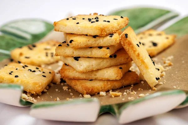 Ketojenik diyetler ve paleo diyetler için düşük karbonhidrat glutensiz kraker. Servis porsiyonu. Yukarı ve yatay görünüm.
