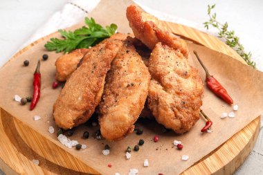 Tavuk Nuggets içinde breading. Taze sebze ve otlar ile ahşap bir tabak üzerinde servis.