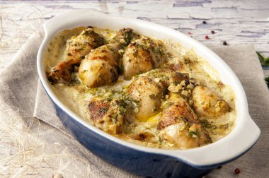 Sarımsak ile krem sos pişmiş kızarmış tavuk. Derin bir çanak büyük kısmı. Yakın çekim ve yatay görünüm. 