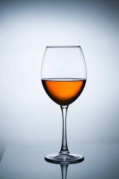 Bärnsten Vin Ett Stänk Vin Ett Glas Vätska Ett Glas — Stockfoto