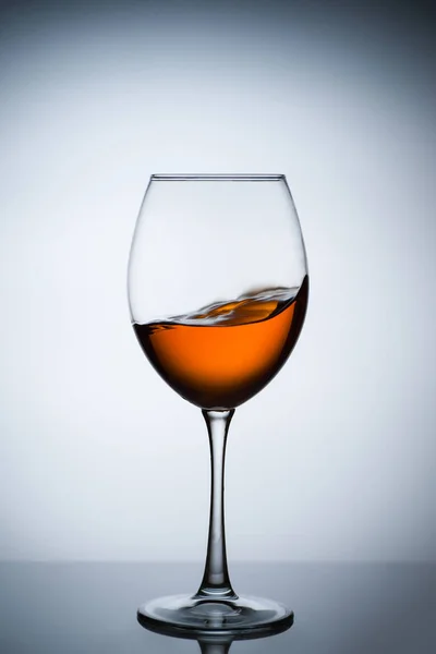 Bärnsten Vin Ett Stänk Vin Ett Glas Vätska Ett Glas — Stockfoto