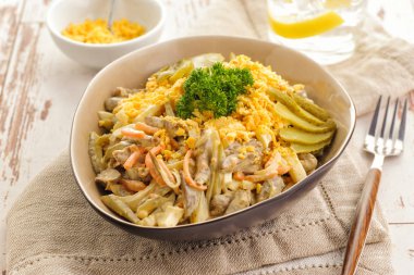 Sebze, sarısı ve mayonnai ile kızarmış tavuk kalpleri Salatası