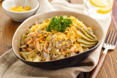 Sebze, sarısı ve mayonnai ile kızarmış tavuk kalpleri Salatası