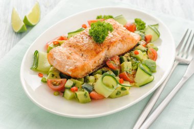 Sebze salatası ile ızgara somon fileto. 