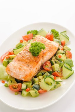Sebze salatası ile ızgara somon fileto. 