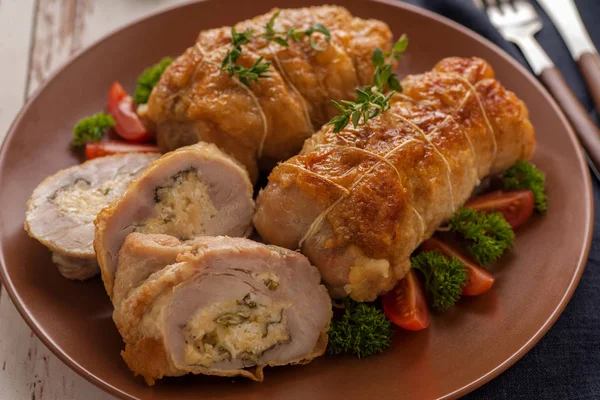 Doldurulmuş tavuk rulo sebze garnitür ve otlar.