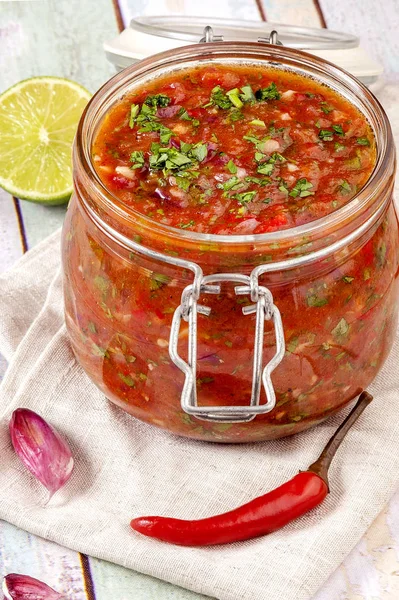 Tomatensalsa in een glazen pot. — Stockfoto